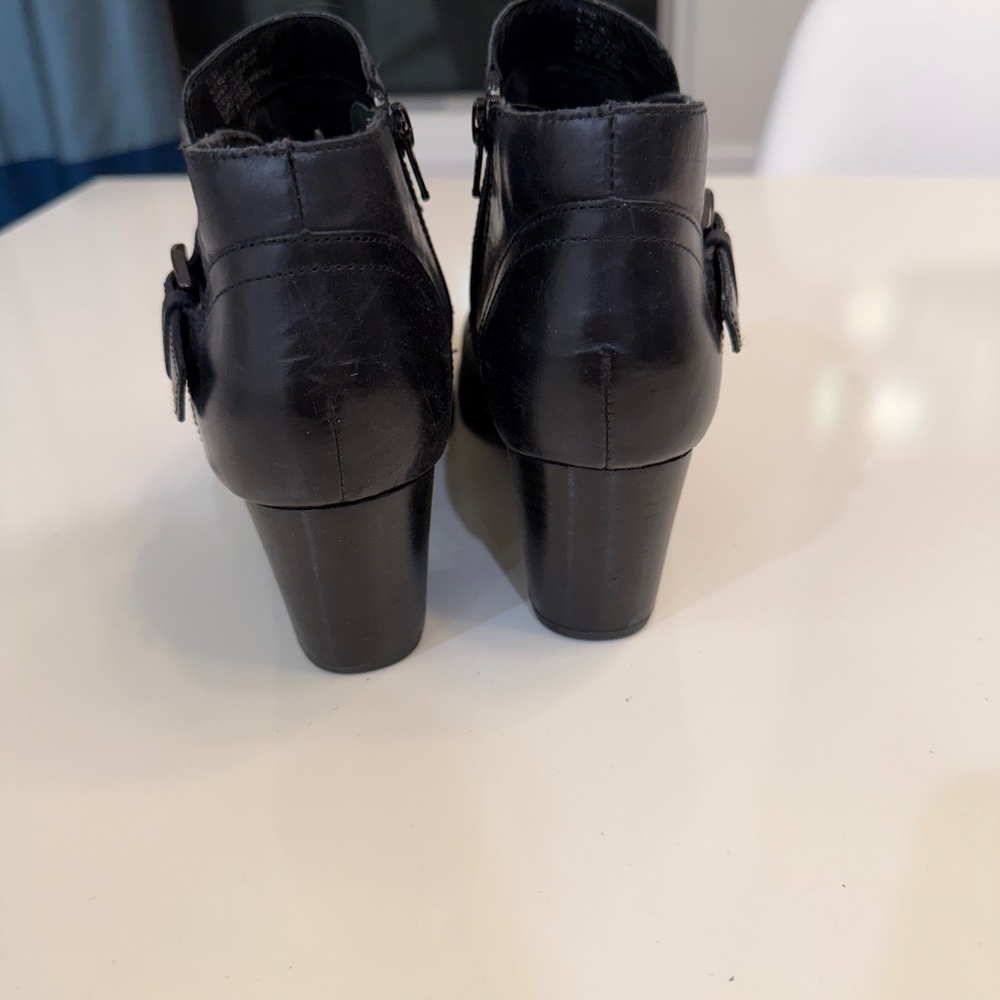 Born Women's Black heeled ankle bootie, size 8.5 - Picture 5 of 8